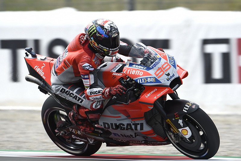 Lorenzo piega Marquez e si prende la prima pole con la Ducati a Barcellona