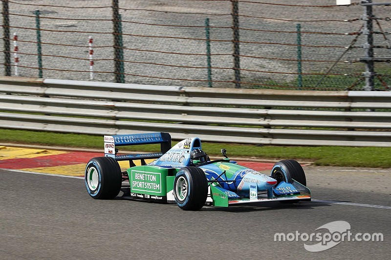Képek: Mick Schumacher édesapja legendás F1-es gépével