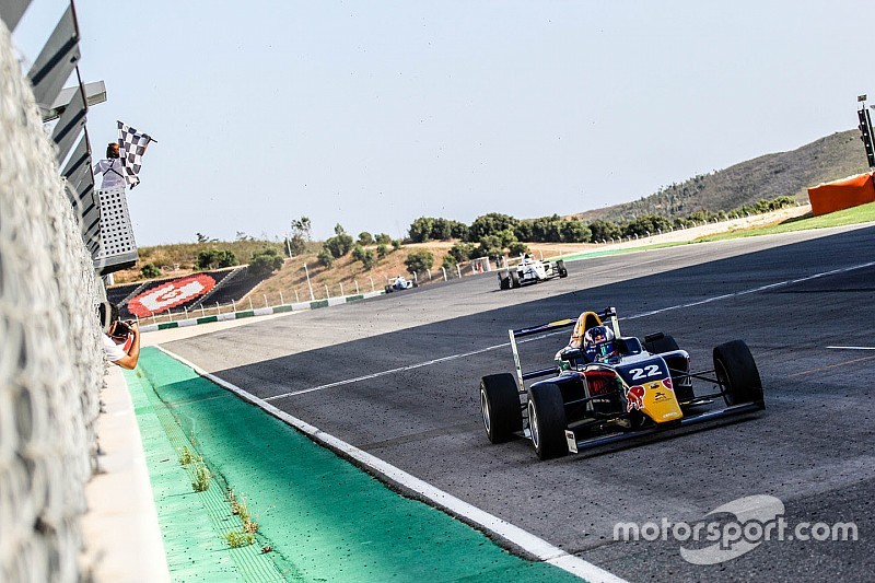 F4 Spanje: Verschoor wint eerste race