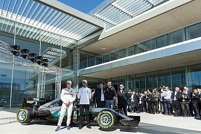 Inaugurato il nuovo Centro Ricerche Petronas con Hamilton e Bottas