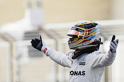 Hamilton gana la pole, Vettel segundo y Checo Pérez en noveno