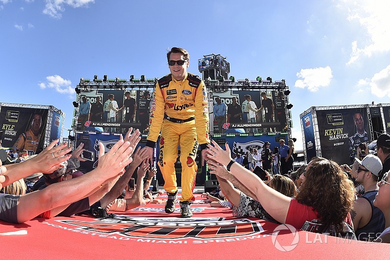 Landon Cassill joins StarCom Racing for Martinsville