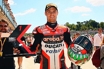 Davies gana en Imola una carrera acortada por un accidente de Laverty
