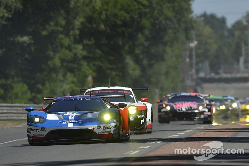 Final lap of Le Mans GTE battle