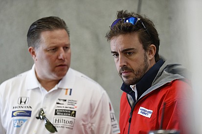 La frenética aventura de Alonso: del F1 al avión y del avión al IndyCar