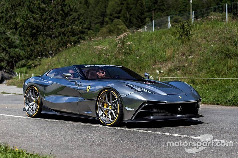 El único Ferrari F12 TRS cromado del mundo