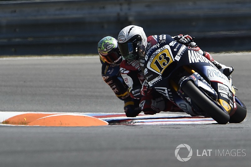 Гонщик Moto2 на полной скорости дернул ручку тормоза мотоцикла соперника: видео