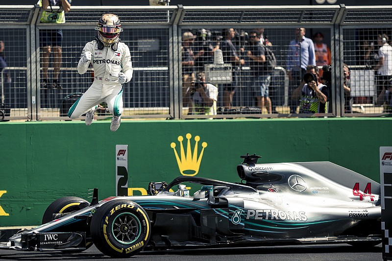 Hamilton se lleva una ajustada pole en su casa