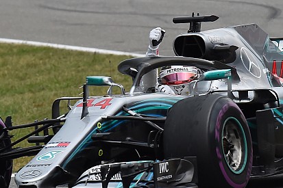 Resmi: Hamilton kınama aldı, galibiyeti korudu!