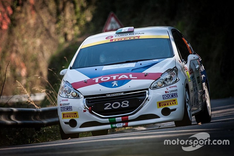 La cinghia idroguida rallenta la Peugeot 208 R2 e Mangiarotti s'infortuna per sostituirla