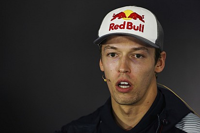 Kvyat, hakemlerin kendisine karşı olduklarını düşünüyor