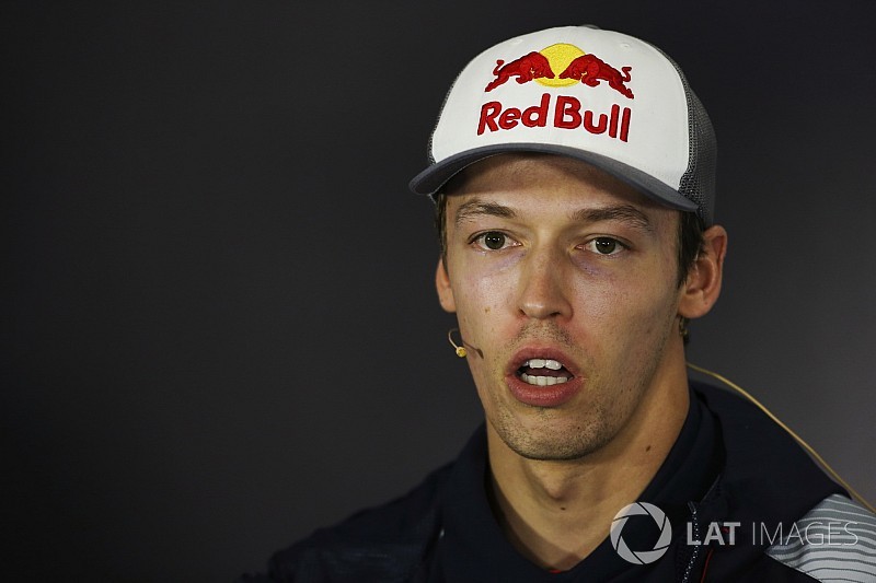 Kvyat, hakemlerin kendisine karşı olduklarını düşünüyor