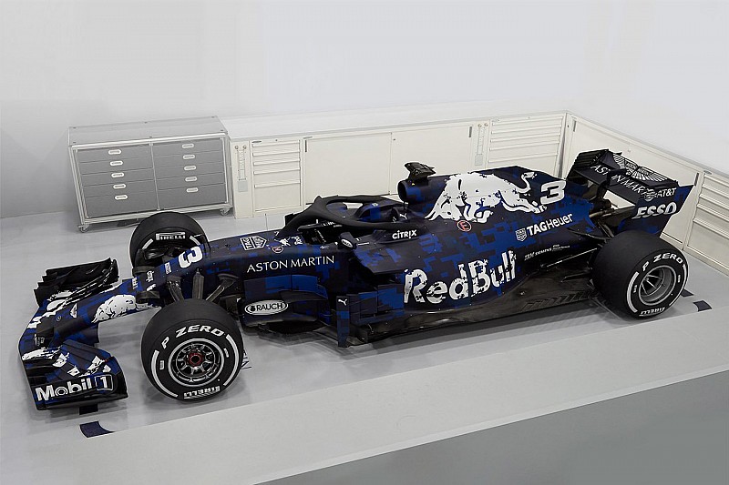 Red Bull показала новую машину в сине-черной раскраске