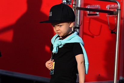 Kimi Raikkonen comparte en Instagram fotos de festejo de su hijo