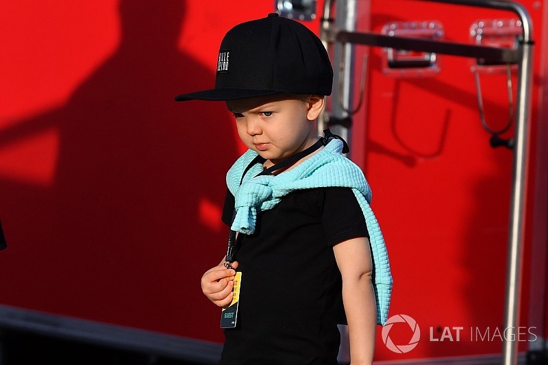 Kimi Raikkonen comparte en Instagram fotos de festejo de su hijo