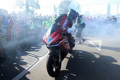 Фотогалерея: Хемілтон на мотоциклі MV Agusta на Гран Прі Італії