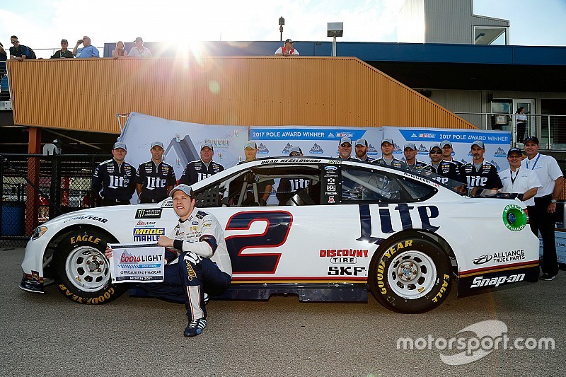 Keselowski toma la pole en Michigan y Suárez en 16°
