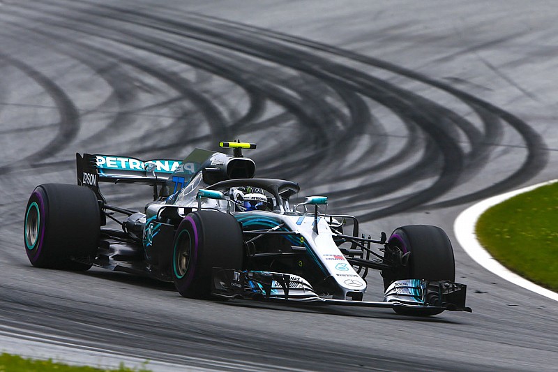 GP d'Austria: Bottas in pole, prima fila tutta Mercedes, Vettel sotto investigazione