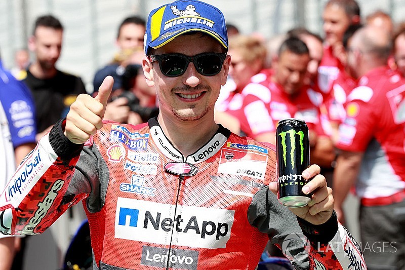 Tempati baris depan, Lorenzo terbantu tangki bensin baru