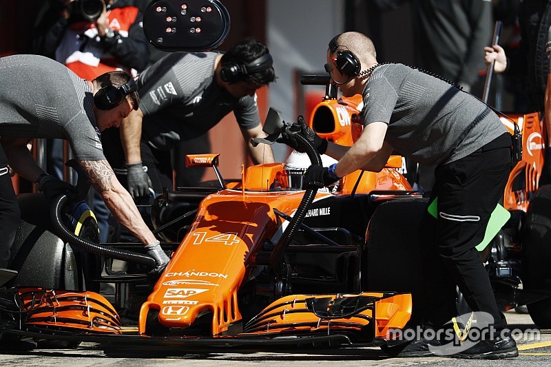 В Honda извинились перед Алонсо и Вандорном