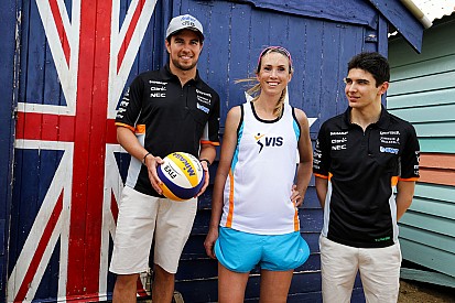 Galería: Pérez y Ocon en la playa australiana