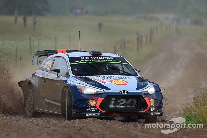 Neuville, frustrado porque sus rivales no evitaron el podio de Ogier