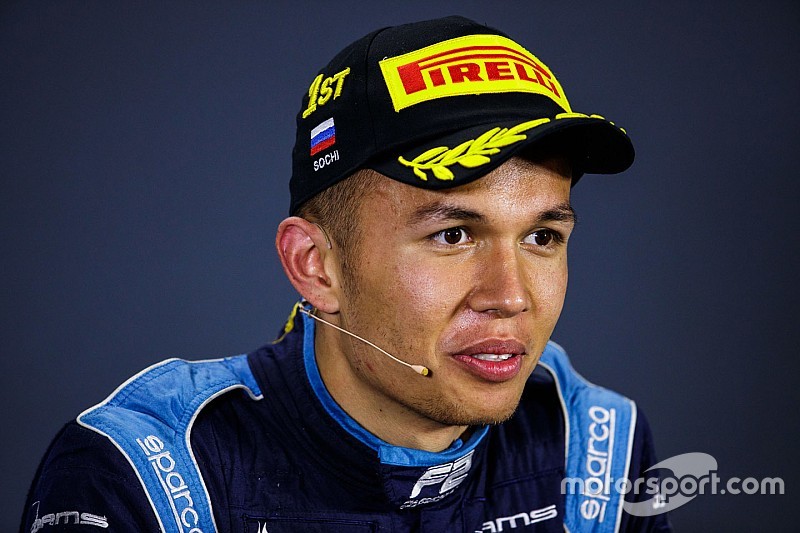 Toro Rosso, 2019 için Albon'la görüşüyor