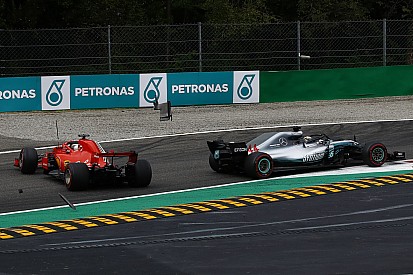 Tabrakan di lap pertama, Vettel tuduh Hamilton tak beri ruang