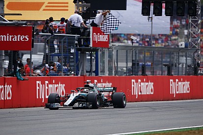 De 14º, Hamilton se aproveita de chuva e vence na Alemanha