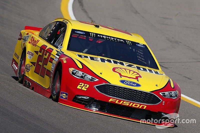 Joey Logano lidera la práctica final en Phoenix