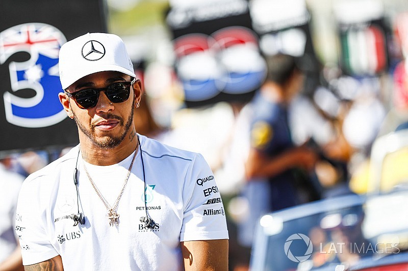 Hamilton yarış dışı kalan Vettel'in yaşadıklarını anlayabiliyor