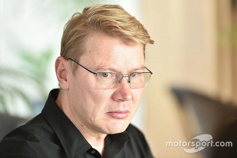 Häkkinen rollerrel száguldozik