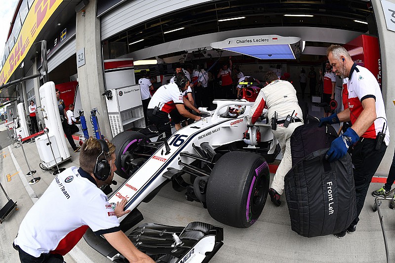 Sauber: Leclerc sostituisce il cambio e paga cinque posizioni in griglia di partenza