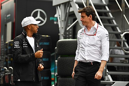 Mercedes: „Bottas rendben van, Alonso az egyik legjobb, de csak a volán mögött..."
