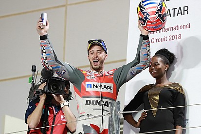 MotoGP Katar: Marquez son darbeyi vuramadı, 0.027 sn fark ile Dovizioso kazandı!
