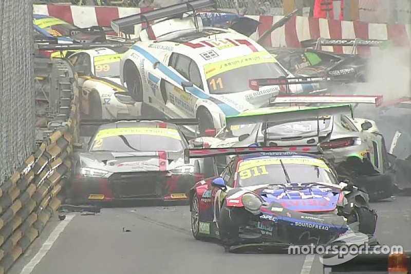 Macau GT qualifying race suspended after multi-car pile-up