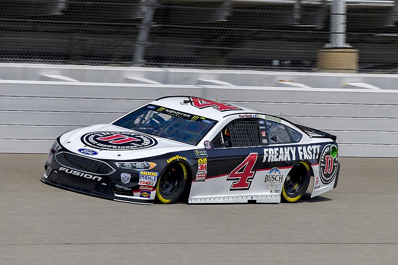Harvick logra el mejor tiempo en una práctica reducida por lluvia