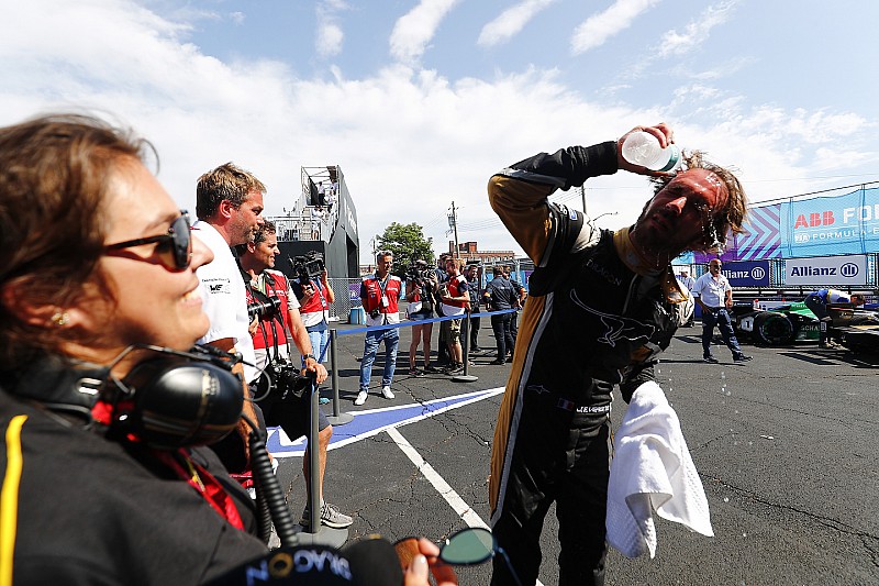 Multa al campeón Vergne... ¡por su ropa interior!