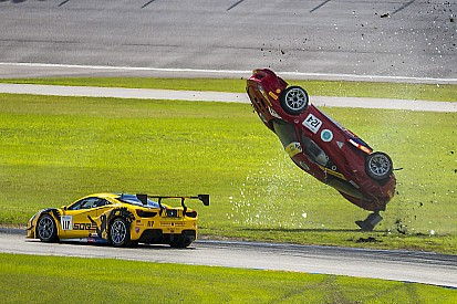 GALERIA: Ferrari capota em acidente em corrida nos EUA