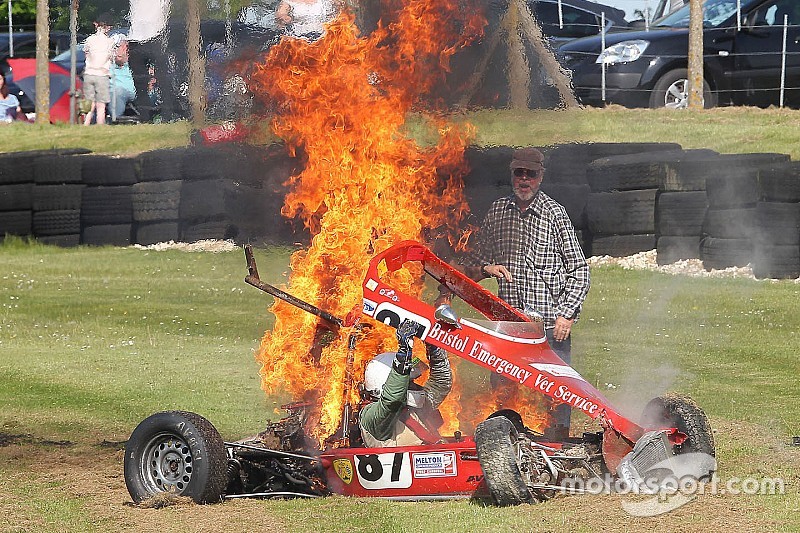 Pembalap Historic Formula Ford selamat dari insiden maut