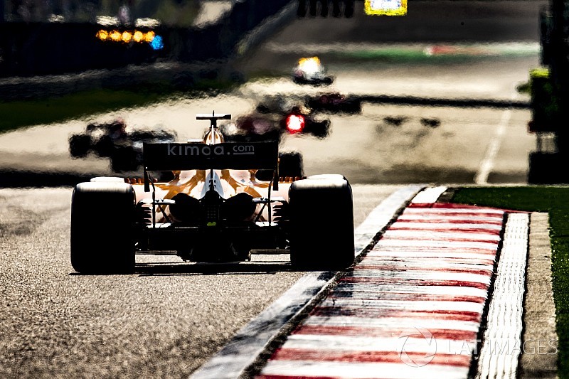 Így tette félre Alonso Vettel Ferrariját Kínában: videó