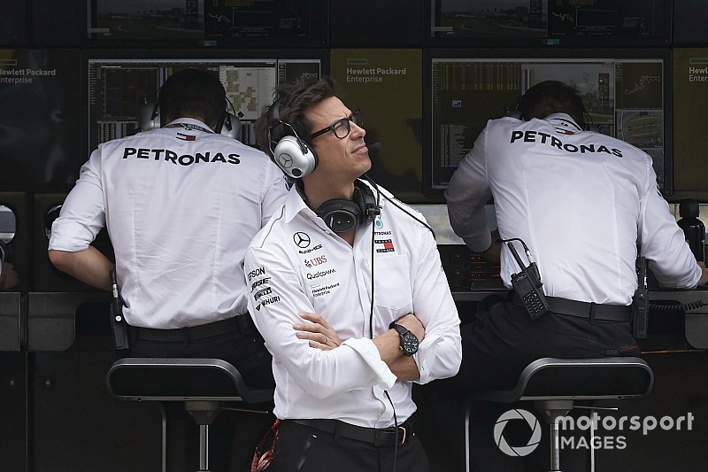 Chefe da Mercedes diz não interferir em estratégias