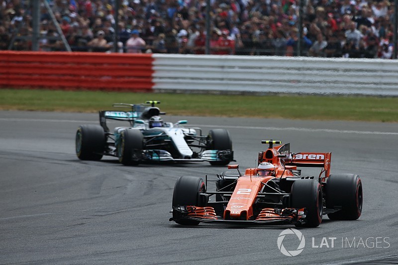 Mercedes і Ferrari не зацікавлені у постачанні двигунів до McLaren