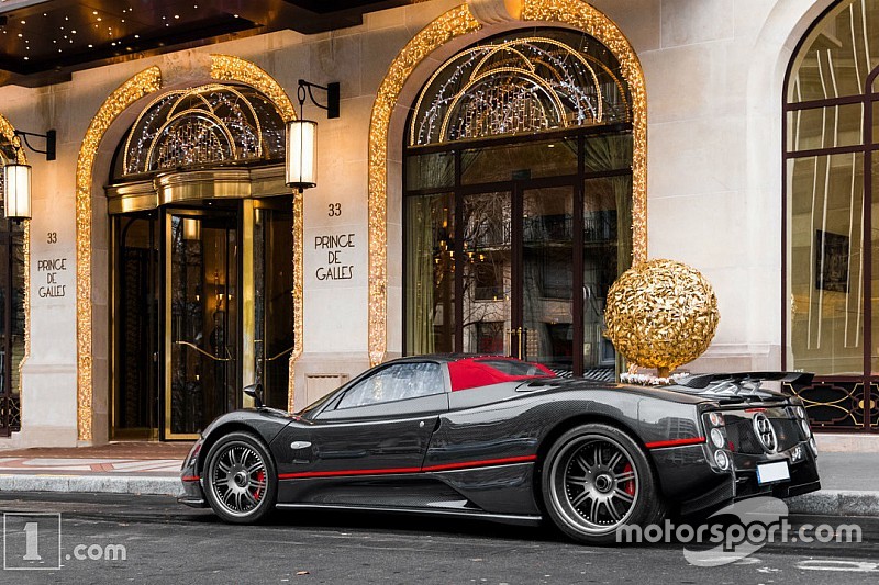 Photos - À Noël, les hypercars illuminent les Palaces !