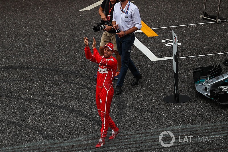 Vettel sapkát cserélt a rajongójával