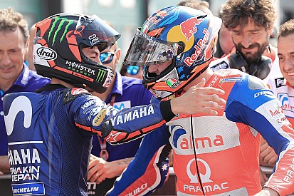 Взаимовыручка в MotoGP: посмотрите, как гонщик толкает заглохшего соперника до боксов