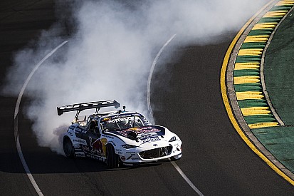Óriási csapatás az ausztrál F1-es pályán: Ricciardo az anyósülésen