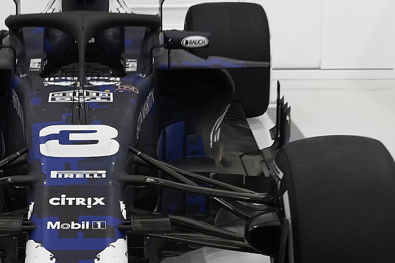Red Bull, RB14 fotoğraflarıyla oynayarak sidepod kanadını saklamış