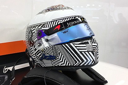 Alonso luce un diseño provisional de casco en los test de pretemporada
