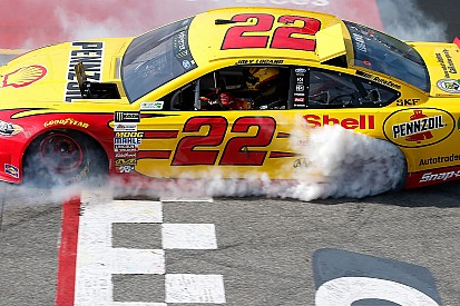 Logano pierde puntos de su victoria en Richmond